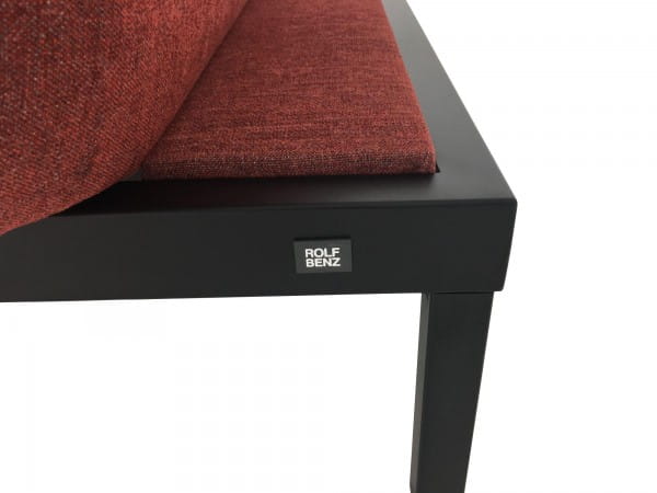 Rolf Benz NOVA Longchair Liege in Stoff rot mit Quadratrohr Gestell schwarz