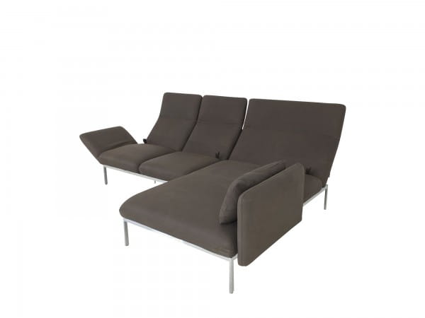 Brühl RORO small Sofa mit XL Recamiere in Taron Leder braun mit Gestell verchromt glänzend