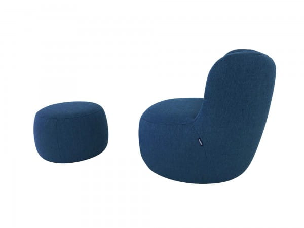 Freistil 173 ROLF BENZ Sessel mit rundem Hocker in blauen Stoff aus der Gummibärenbande