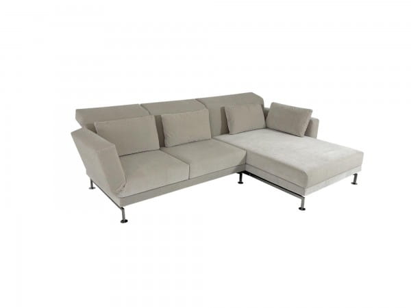 Brühl MOULE MEDIUM Sofa mit XL Recamiere rechts im robusten offwhite Velour Stoff mit Drehsitz