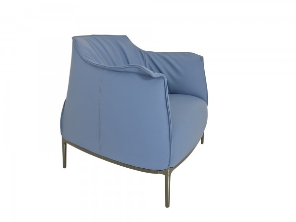 Poltrona Frau ARCHIBALD Sessel mit Armlehnen im Leder SC bardiglio hellblau mit Gestell bruniert