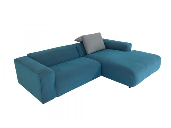 freistil 187 Rolf Benz Lounge Sofa mit Recamiere rechts in Stoff azurblau und Kissen in grau