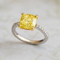 Diamantring mit gelben 3.57 ct Fancy Intense Yellow Labor Diamant im Cushion Schliff