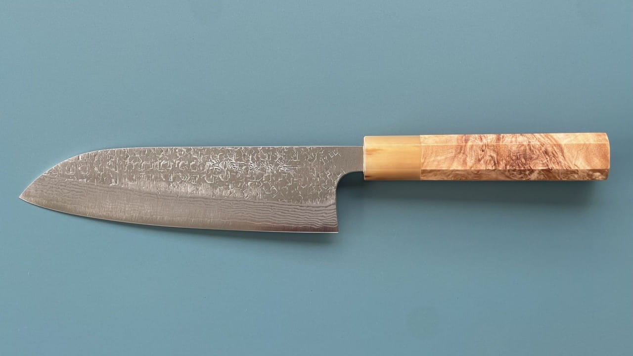 Katsuyasu Kamo Santoku 165 Juhyo-Serie – japanisches Kochmesser aus VG10-Damaststahl