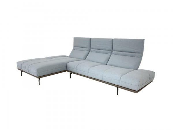 Hülsta Sofa hs.420 Sofa mit Recamiere links in Stoff pastellblau und Rahmen in Leder bezogen