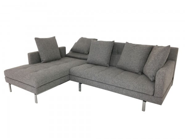 Brühl AMBER Sofa mit Recamiere und Kissen in Stoff grau