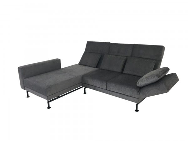 Brühl MOULE small Sofa mit Recamiere im samtigweichen Stoff grau mit Kissen und Relaxfunktionen
