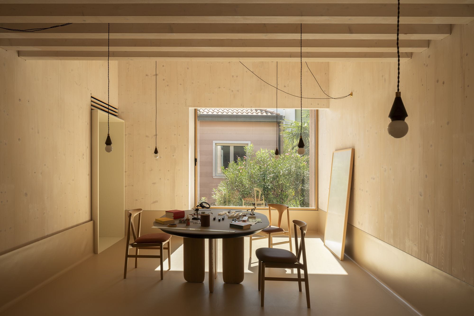 Kristalia Dining-Situation in architektonischem Umfeld mit ruhiger Materialität