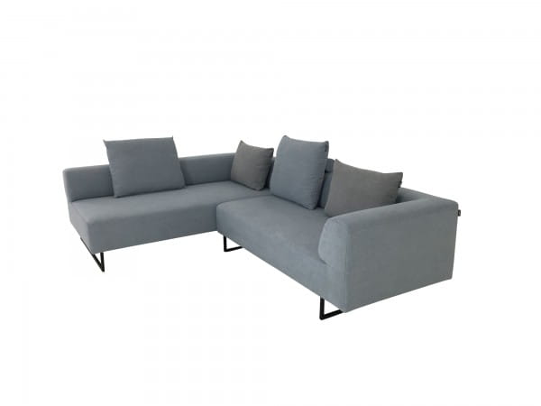 freistil 185 Ecksofa von Rolf Benz in Stoff silbergrau mit Kissen, Kufen schwarz und Liegesofa links