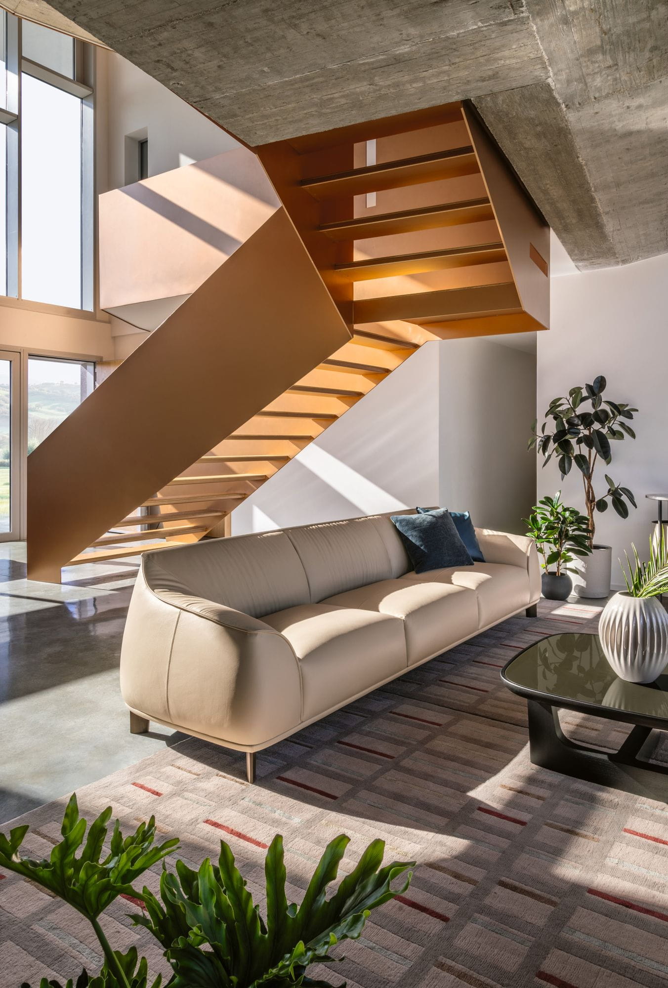 Poltrona Frau Archibald Sofa System in Pelle Frau Nest Silice als elegante Seitenansicht im modernen Wohnraum