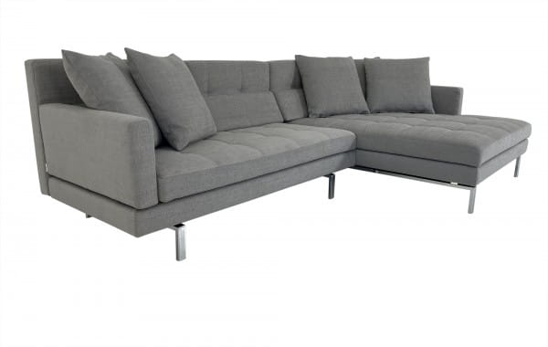 Brühl AMBER Sofa mit breiter Recamiere in Stoff grau mit Kissen und Metallfüssen glänzend
