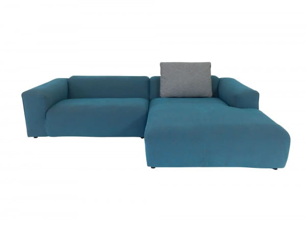 freistil 187 Rolf Benz Lounge Sofa mit Recamiere rechts in Stoff azurblau und Kissen in grau