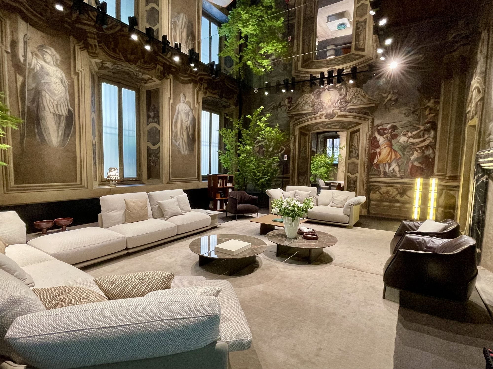Poltrona Frau Flagshipstore Via Manzoni Milano mit izabela K. – Designreise nach Mailand für hochwertige Interior-Projekte
