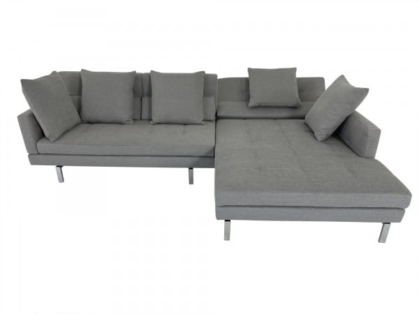 Brühl AMBER Sofa mit breiter Recamiere in Stoff grau mit Kissen und Metallfüssen glänzend