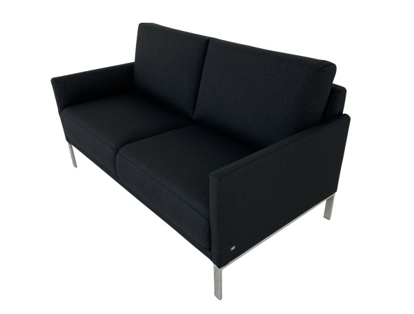 ROLF BENZ 009 CARA Sofa 2sitzig mit zwei Kopfstützen in Stoff schwarz