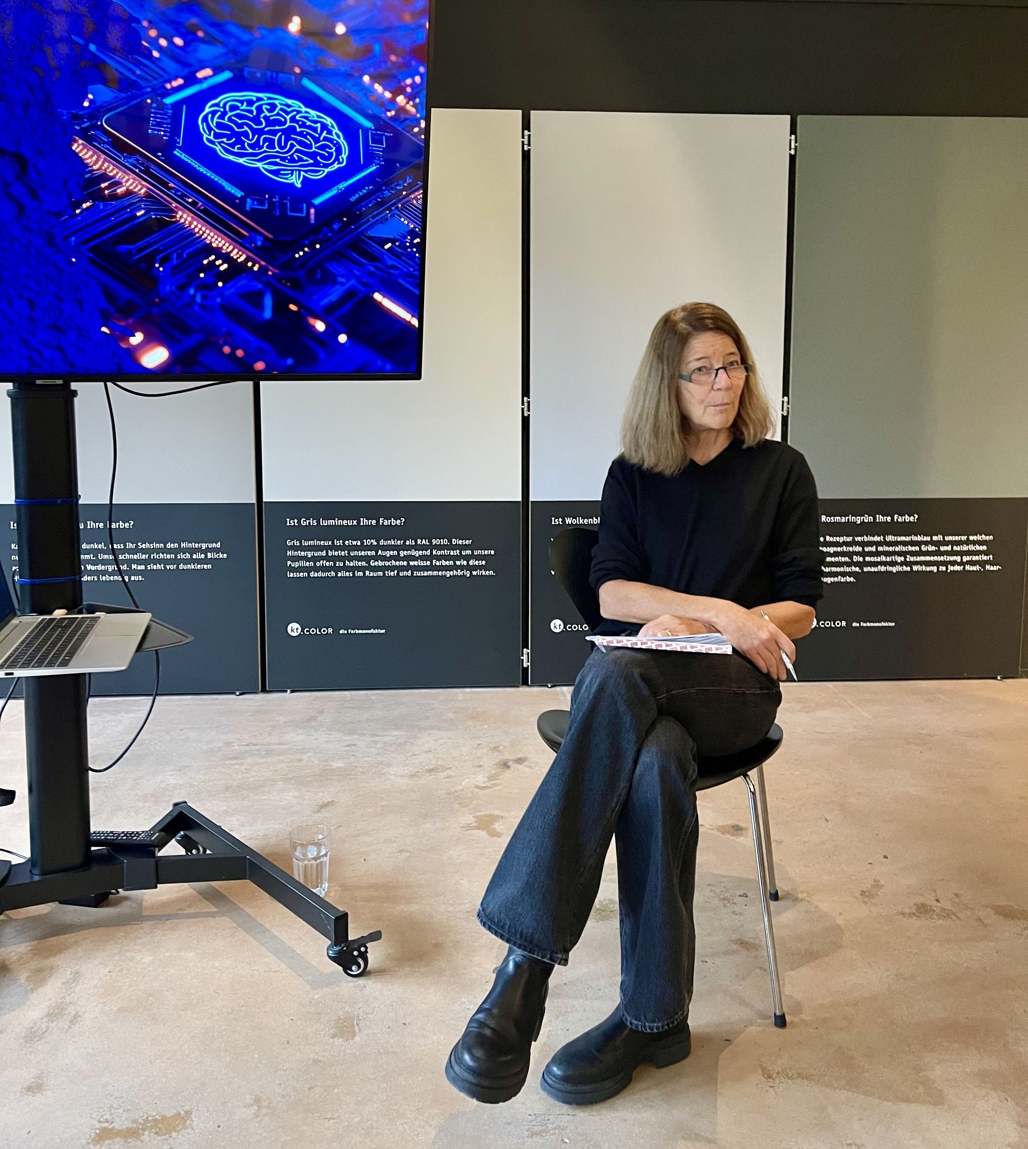 Frau Dr. Kathrin Trautwein beim Workshop Ki zählt, Farbe erzählt am 23.10.25 in Uster