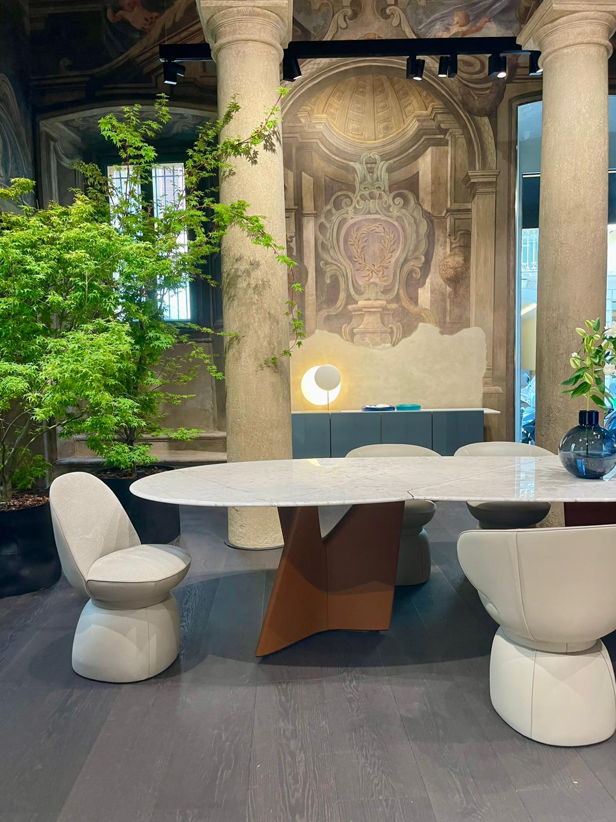 Poltrona Frau Einrichtung mit Natursteintisch, Designstühlen und hochwertigen Sofas im Mailänder Showroom