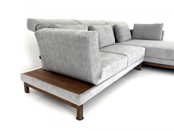 Brühl MOULE MEDIUM Sofa mit XL Longchair im grauen Stoffbezug mit Nussbaum Ablage