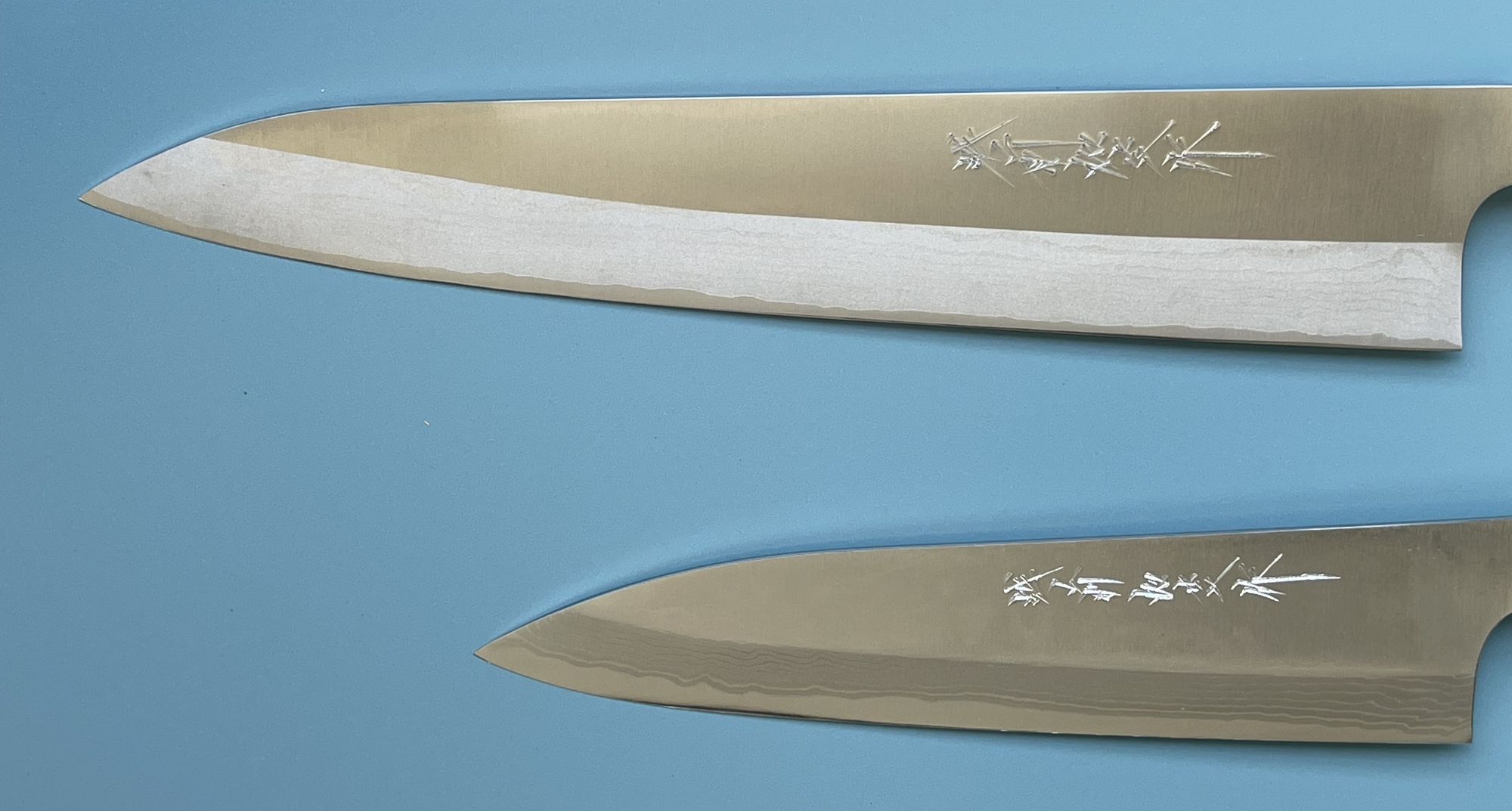 Katsuyasu Kamo Gyuto 270 mit charakteristischem Glasperlen-Finish im Vergleich zur KAMO Klinge mit Edelstahlperlen-Finish