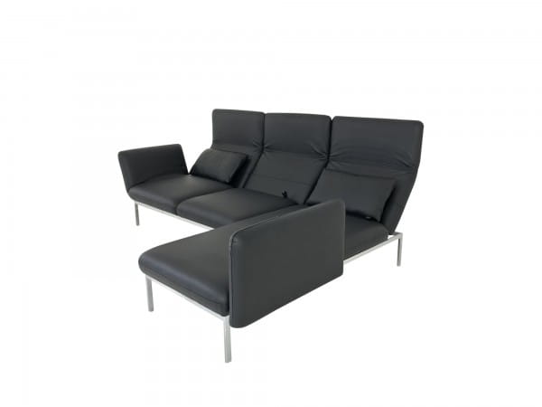 Brühl RORO medium Sofa mit Recamiere rechts in Leder schwarz mit Gestell chrom glänzend