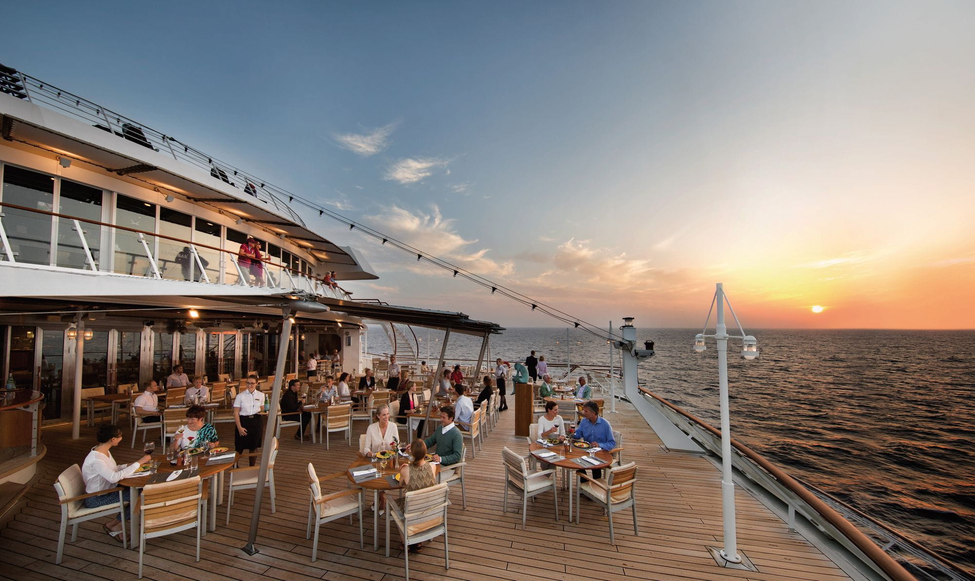 MS Europa 2 Lido Cafe im Sonnenuntergang