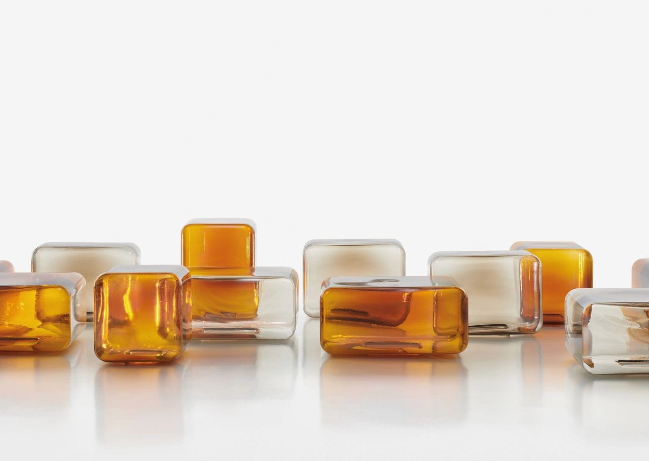 ACERBIS LOKUM Couch- und Beistelltische mundgeblasen aus Glas Bernstein oder Grau