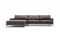freistil 134 Sofa mit überbreiter Recamiere links in Vintage Leder braungrau und schwarzen Kufen