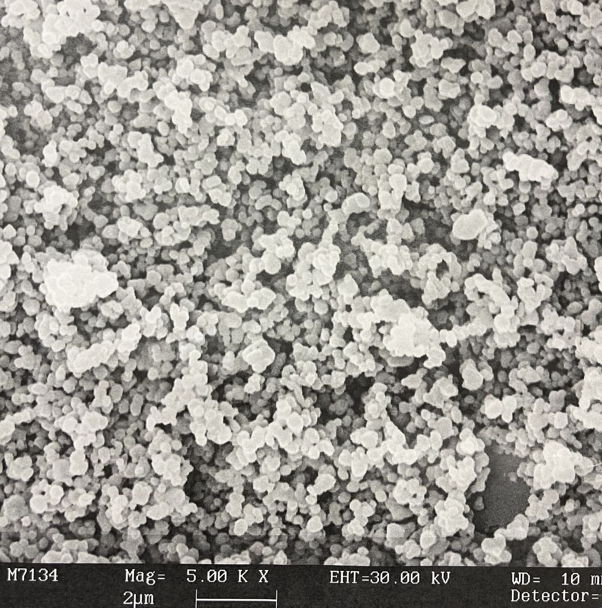 Organische, auf Erdölbasis gewonnene Farbe unter dem Mikroskop