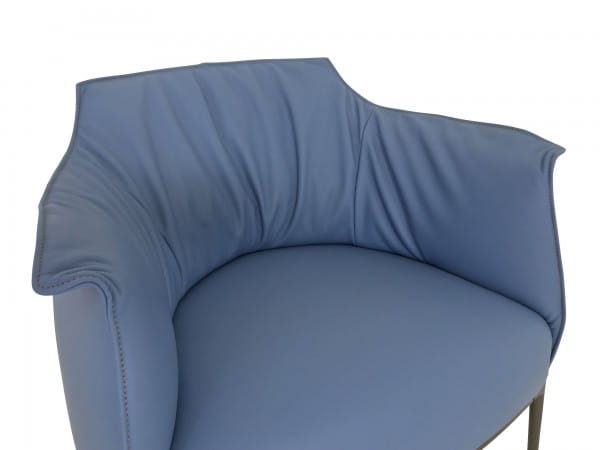 Poltrona Frau ARCHIBALD Sessel mit Armlehnen im Leder SC bardiglio hellblau mit Gestell bruniert