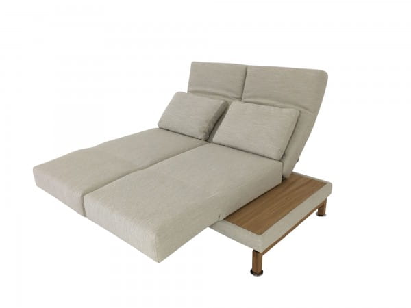 Brühl MOULE SMALL Sofa 2 mit Drehsitzen in Stoff offwhite mit beidseitigen Ablagen in Eiche geölt