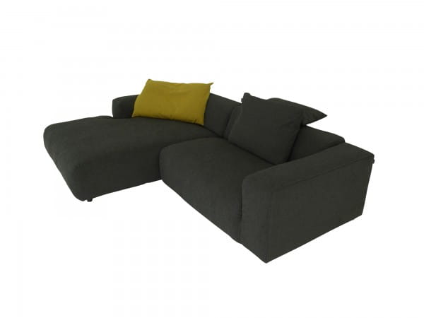 freistil 187 Rolf Benz Lounge Sofa mit Recamiere links in Stoff schwarzgrau mit passenden Kissen