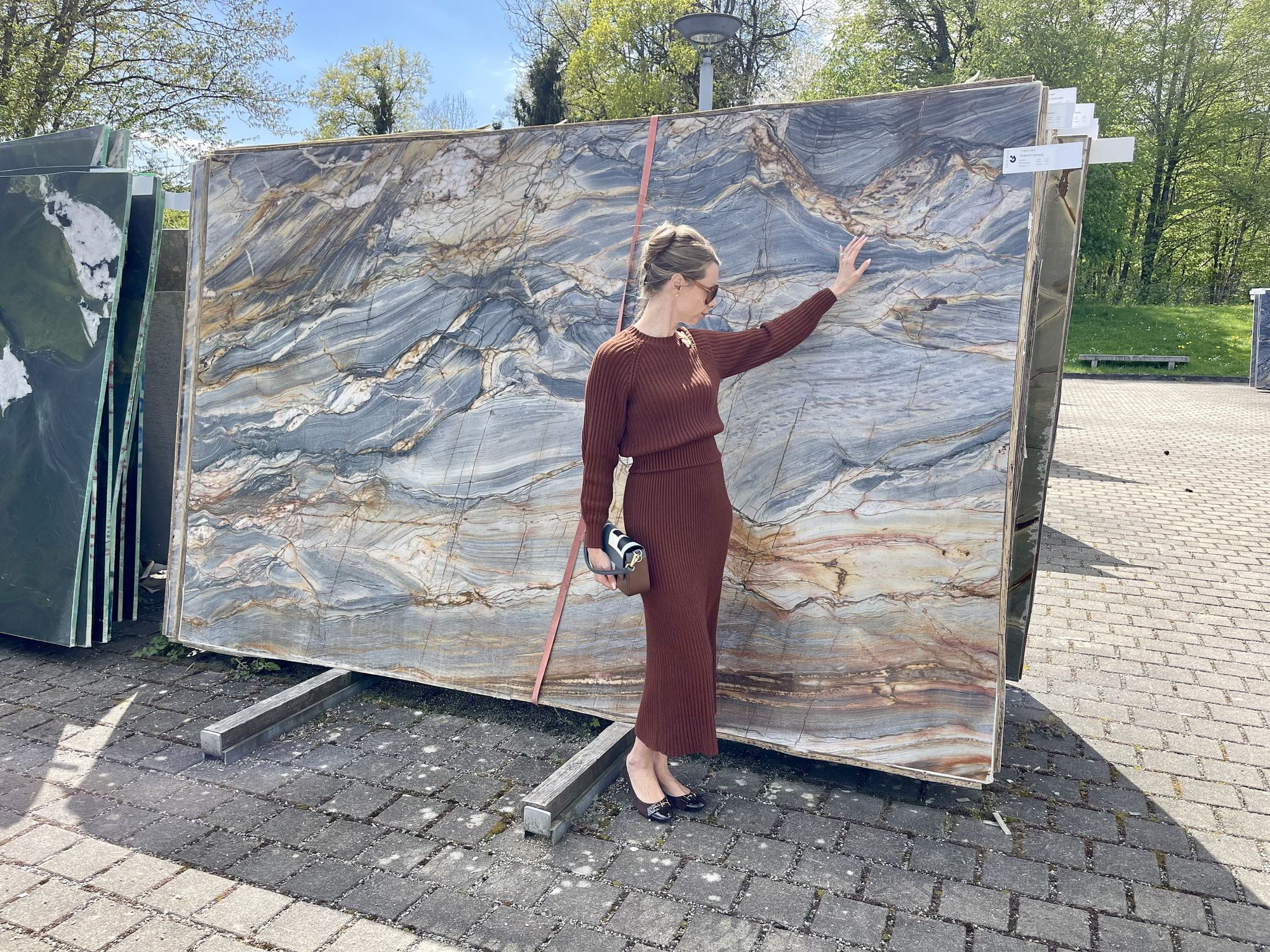 Patrycja Schubert von izabela K. im DRAENERT Steinpark in Immenstaad am Bodensee zur Auswahl von Natursteinplatten