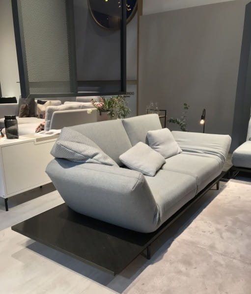 Rolf Benz AURA Sofa mit Drehsitzen in Stoff auf eleganter Plattform