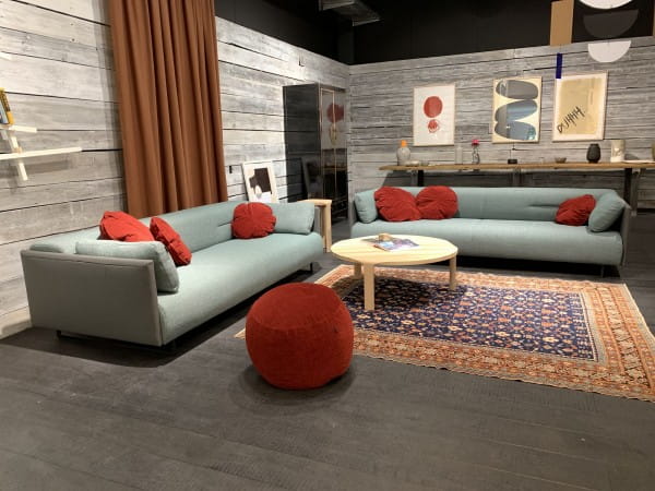 freistil 131 ROLF BENZ Sofa mit Lounge Charakter im edlen Stoff-Leder Materialmix blau und beigegrau