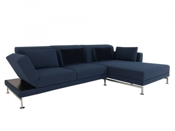 Brühl MOULE MEDIUM Sofa mit XL Longchair rechts im dunkelblauen Stoff und Ablage links