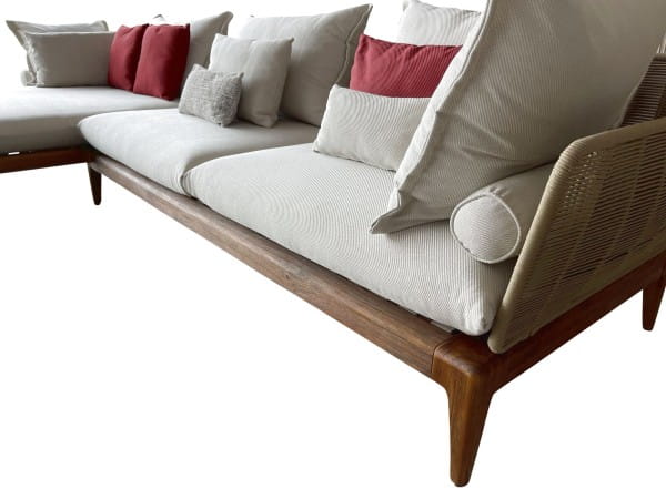 TALENTI CRUISE TEAK Outdoor Sofa mit Recamiere mit Polstern beige & rot sowie Couchtisch mit Keramik