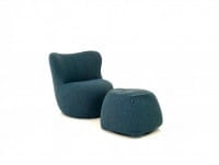 freistil 173 ROLF BENZ Sessel mit Pouf in blauen Stoff aus der Gummibärenbande