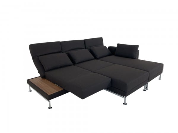 Brühl MOULE medium Sofa mit Recamiere rechts und Hocker in Stoff dunkelbraun und Ablage in Nussbau