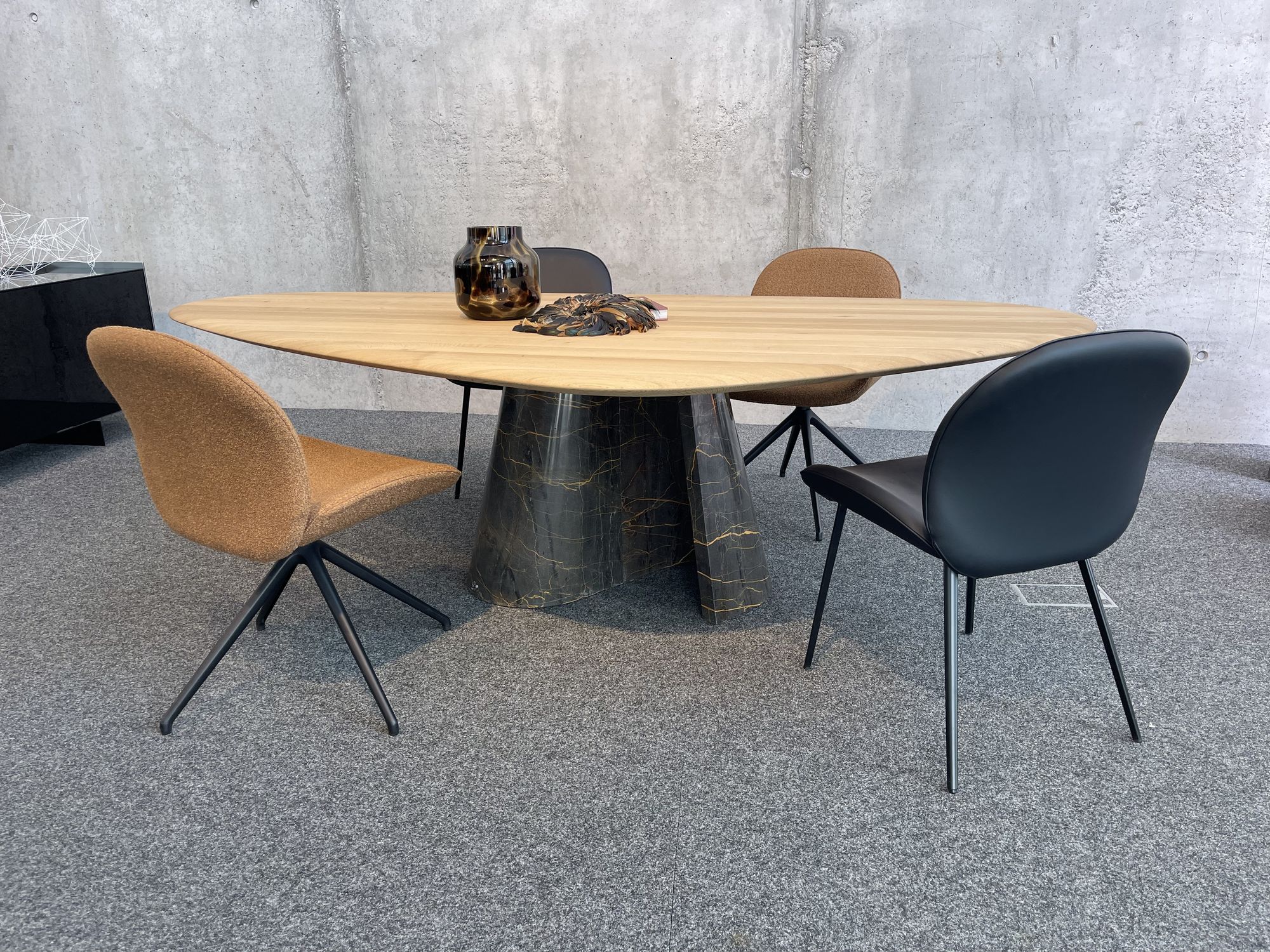 Draenert Esstisch aus Naturstein mit hochwertigen Stühlen im modernen Wohnraum