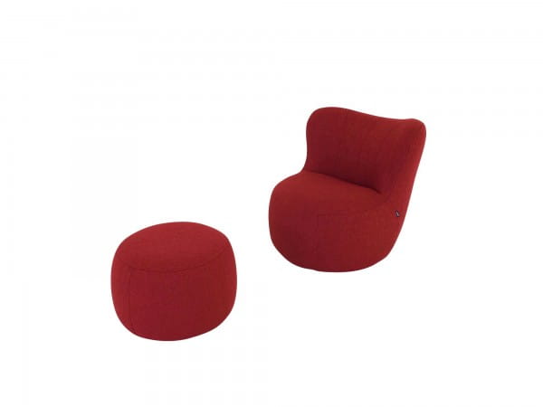 Freistil 173 ROLF BENZ Sessel mit rundem Hocker in rubinroten Stoff aus der Gummibärenbande