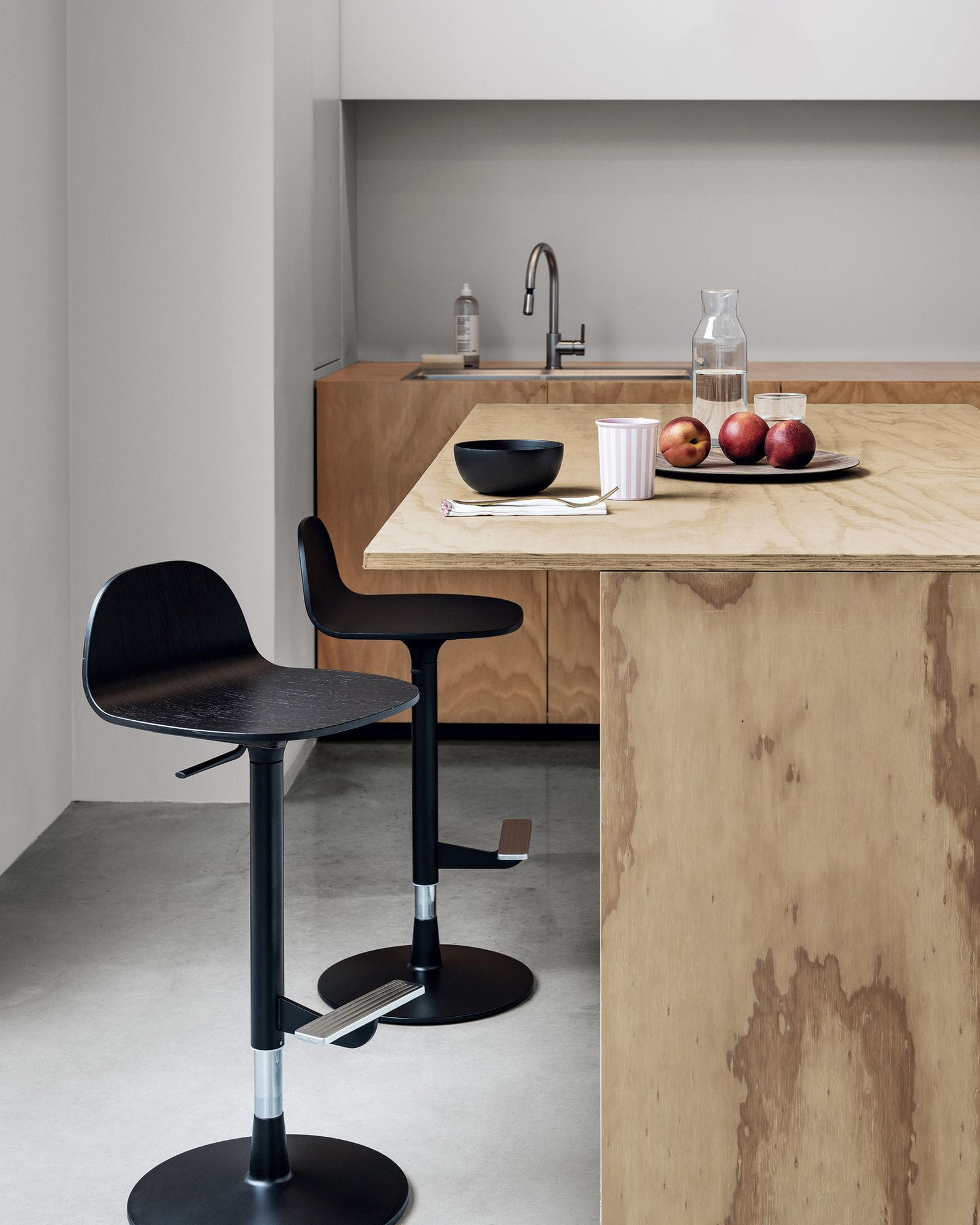 Kristalia Pilat Hocker als moderner, verstellbarer Designhocker
