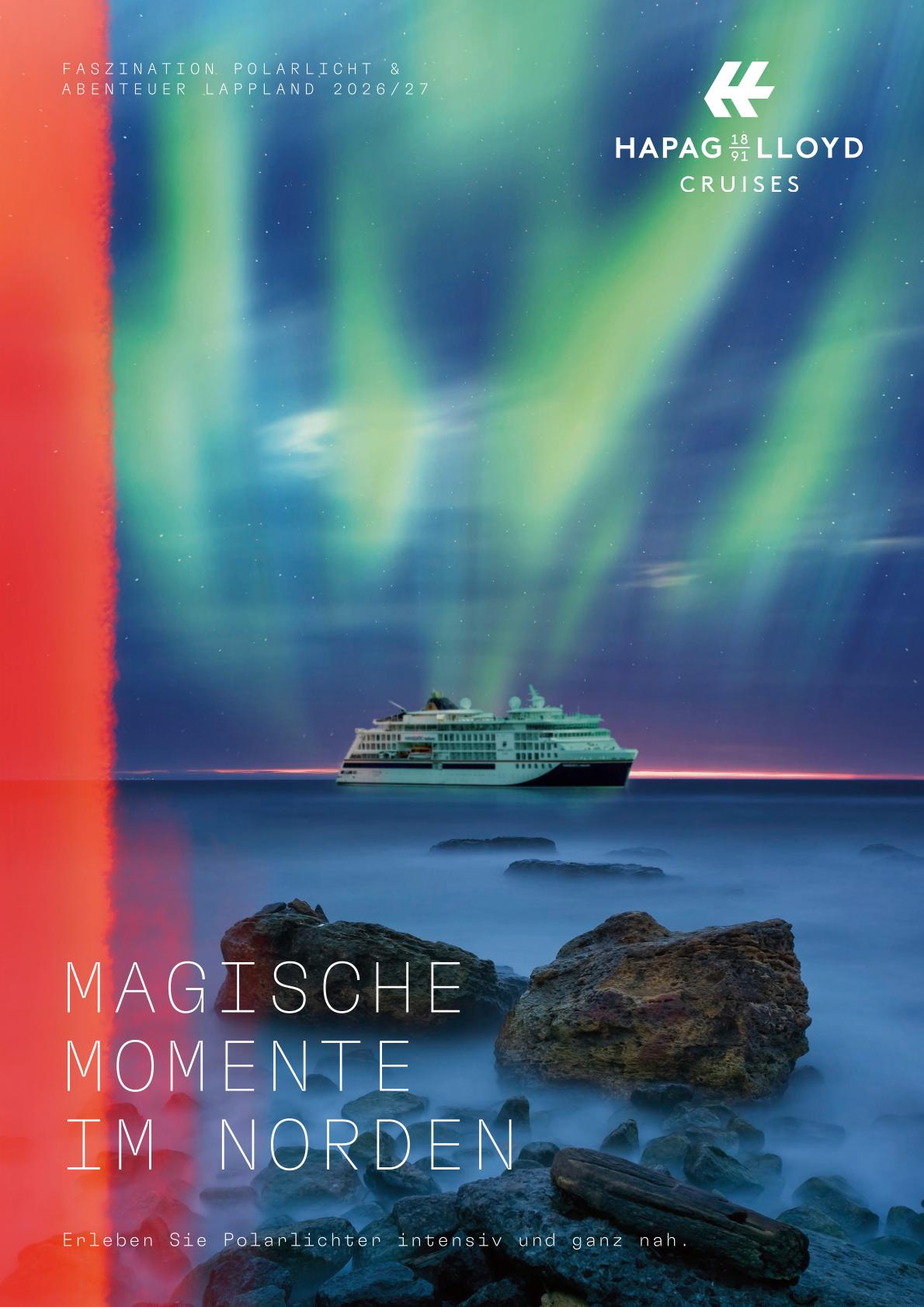 Hapag-Lloyd Cruises Expeditionsschiff unter Polarlichtern an einer nordischen Küste