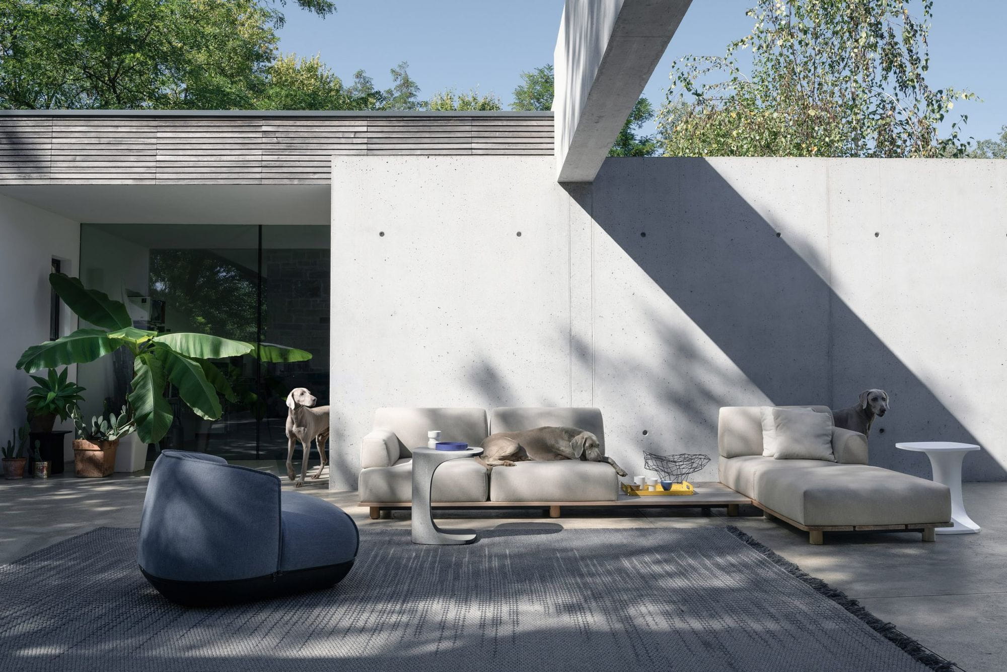 Kristalia Outdoor-Wohnsituation mit Palco und moderner architektonischer Terrasse