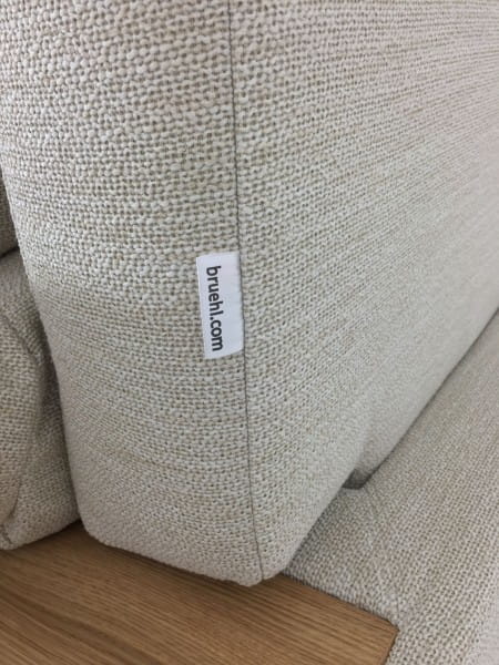 Brühl MOULE SMALL Sofa 2 mit Drehsitzen in Stoff offwhite mit beidseitigen Ablagen in Eiche geölt