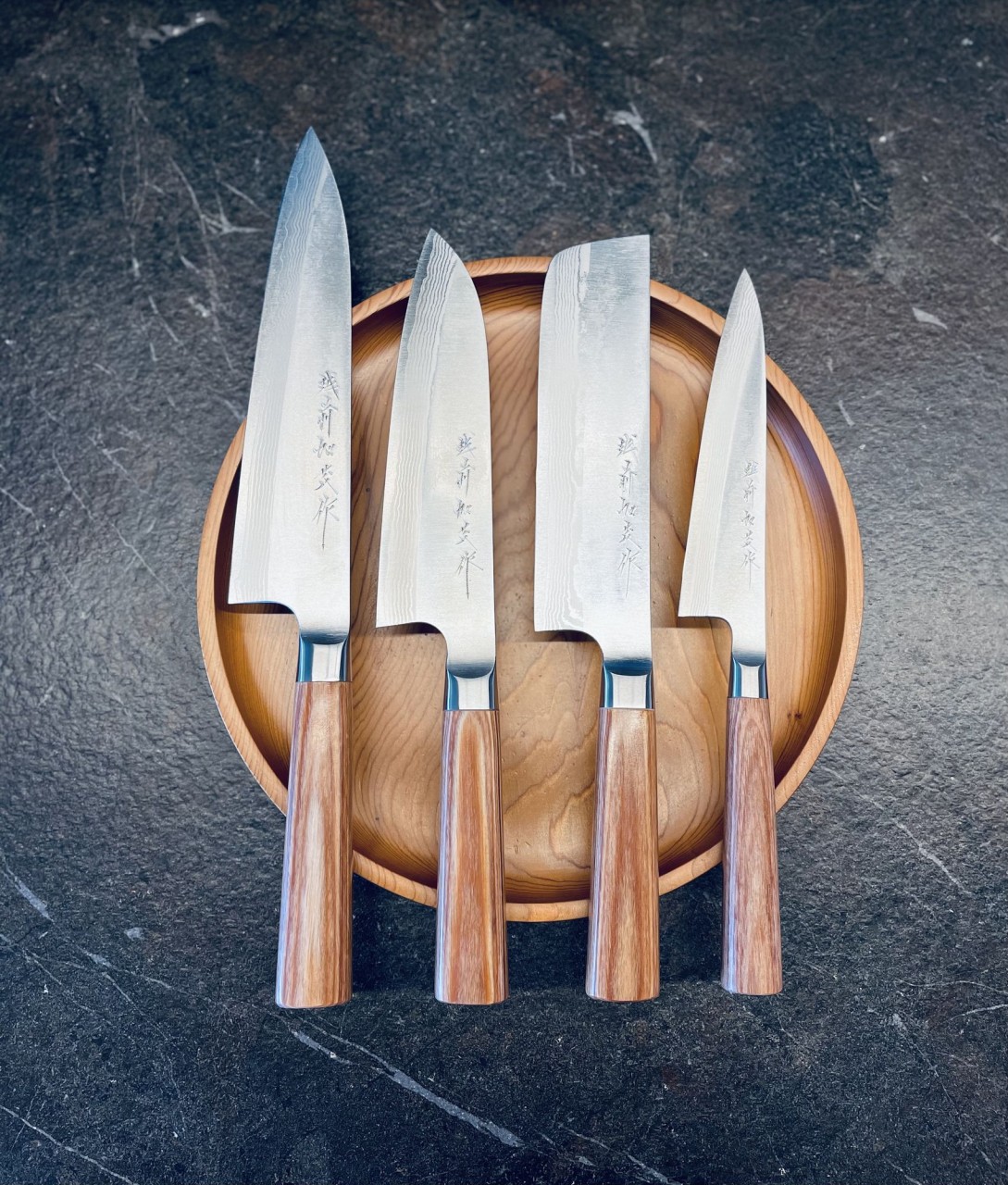 Kamo Katsuyasu - handgefertigte japanische Küchenmesser des Meisters Hand in Damaststahl Shin Set