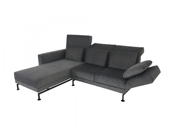Brühl MOULE small Sofa mit Recamiere im samtigweichen Stoff grau mit Kissen und Relaxfunktionen