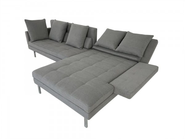 Brühl AMBER Sofa mit breiter Recamiere in Stoff grau mit Kissen und Metallfüssen glänzend
