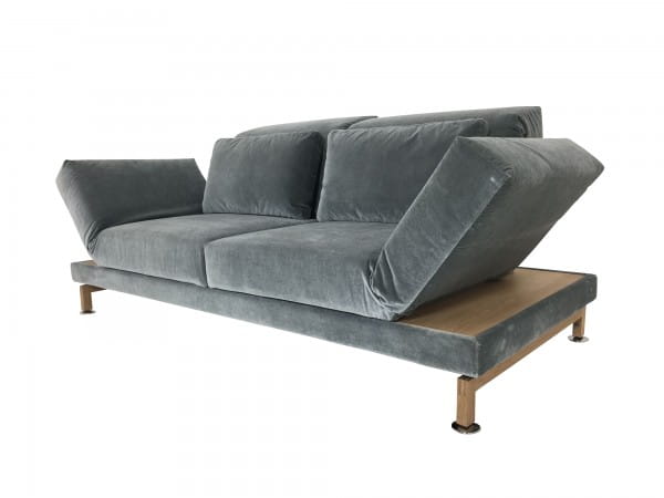 Brühl MOULE MEDIUM Sofa 2 mit Ablagen und Kufen in Eiche im grauen Veloursstoff