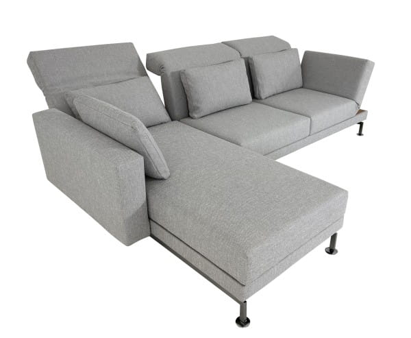 Brühl MOULE MEDIUM Sofa mit Recamiere in Stoff grauweiß melliert mit Ablage in Eiche