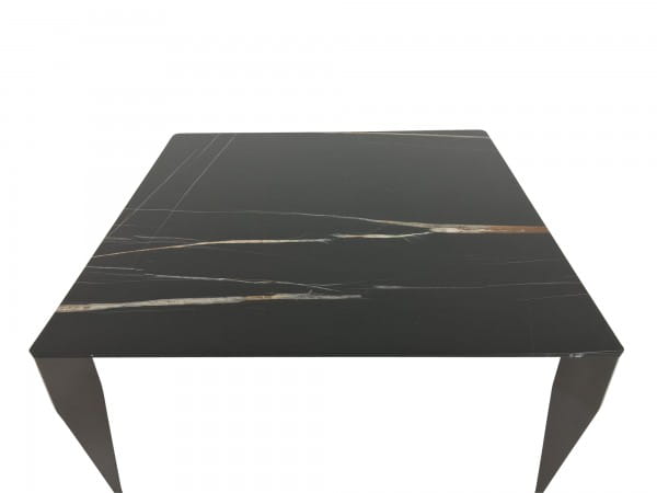 Molteni & C. DIAMOND Tisch Marmor Sahara Noir mit CHELSEA Stühlen in Leder dunkelbraun